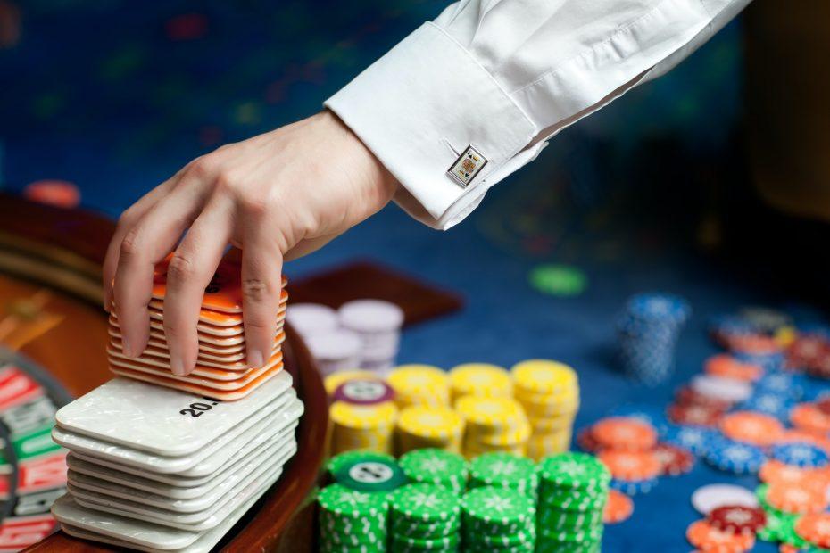 Vad är en dealer i poker?