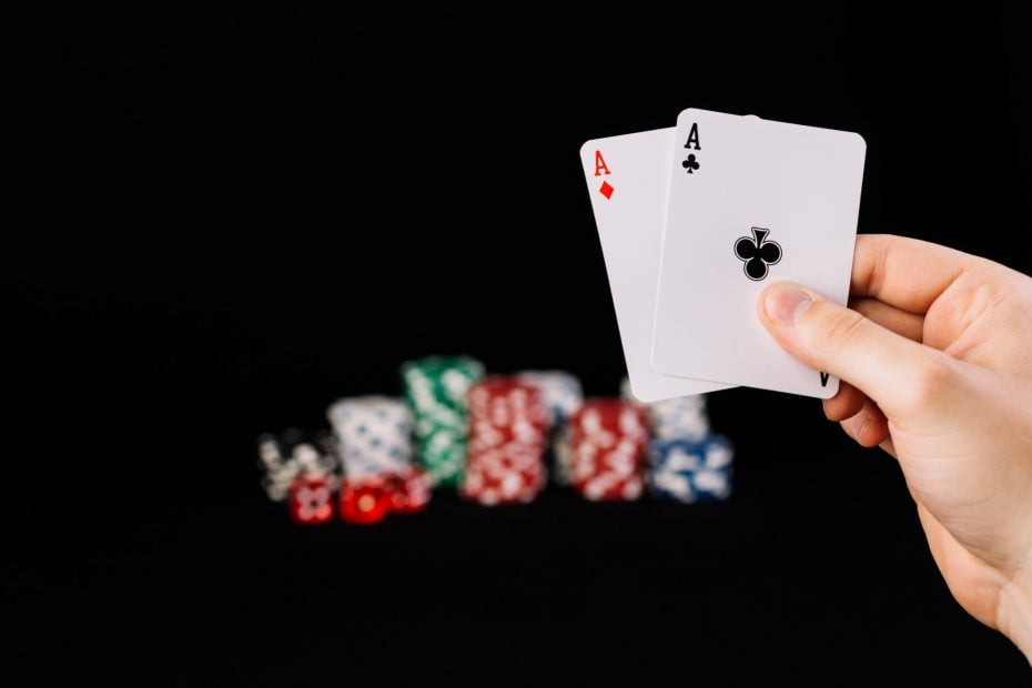 Vad innebär det att "lägga sig" i poker?